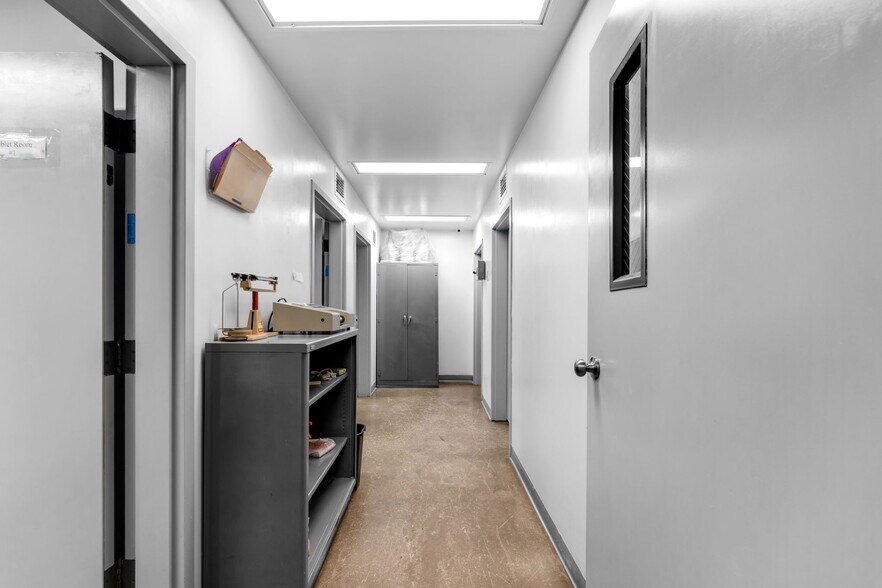 More Photos Of 7155-7159 NW 77th Ter, Miami Warehouse For Sale