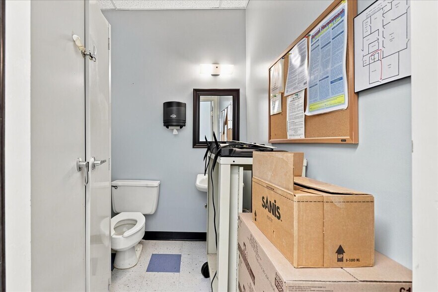 More Photos Of 991 Chicago Ave, Harrisonburg Flex For Sale