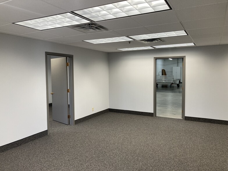 More Photos Of 6820-6848 Washington Ave S, Eden Prairie Showroom For Lease