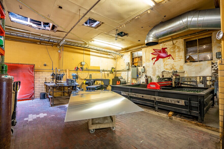 More Photos Of 2005 Wall St, Dallas Showroom For Lease