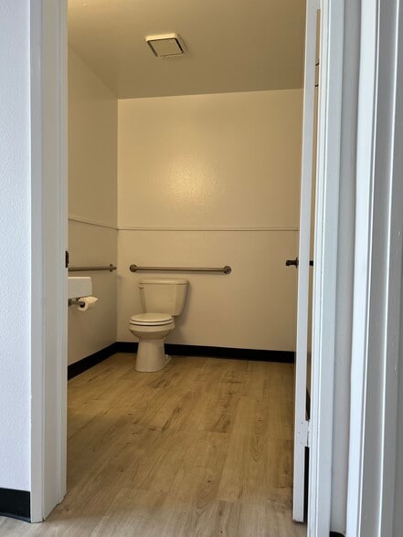 More Photos Of 2057 Goodyear Ave, Ventura Manufacturing For Sale