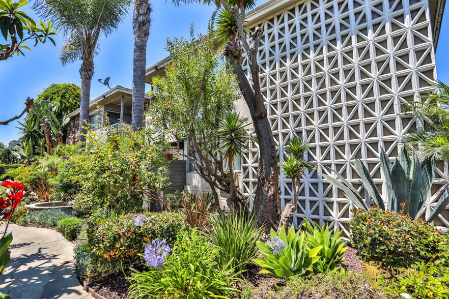 More Photos Of 2015-2021 Chariton St, Los Angeles Apartments For Sale