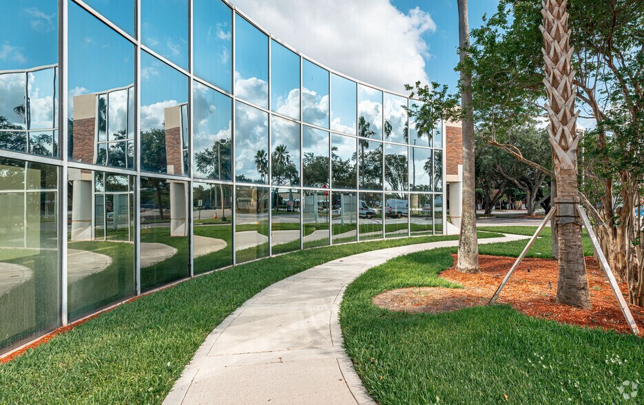 More Photos Of 1 Oakwood Blvd, Hollywood Unknown For Lease