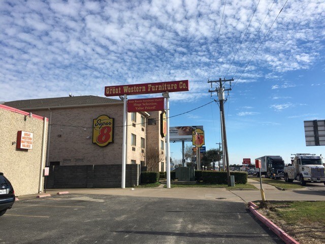 More Photos Of 11413 LBJ Fwy, Garland Showroom For Lease