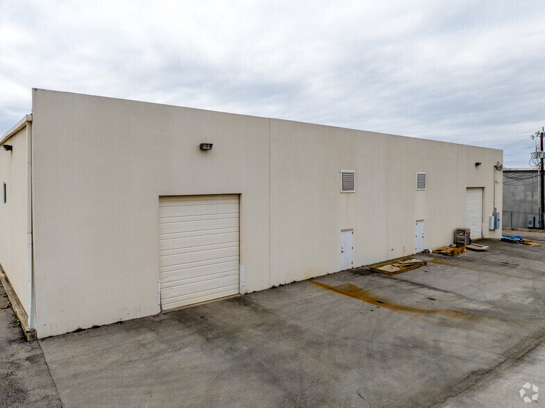 More Photos Of 6200 Tri County Pky, Schertz Warehouse For Lease