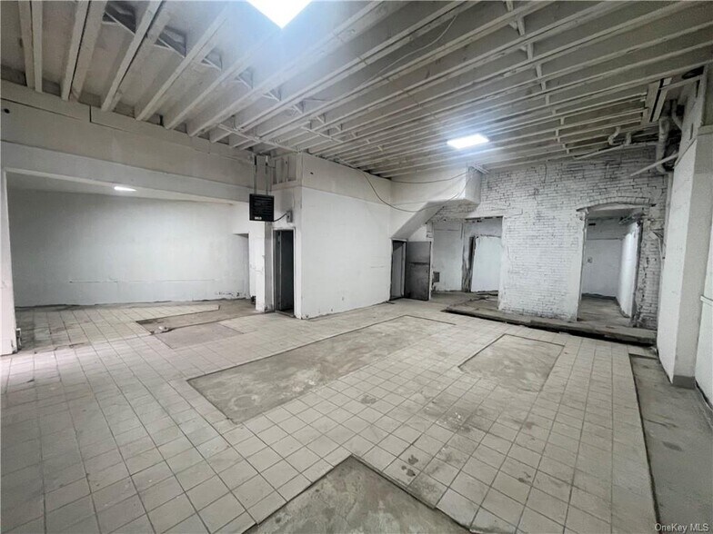 More Photos Of 654 Westchester Ave, Bronx Storefront For Sale