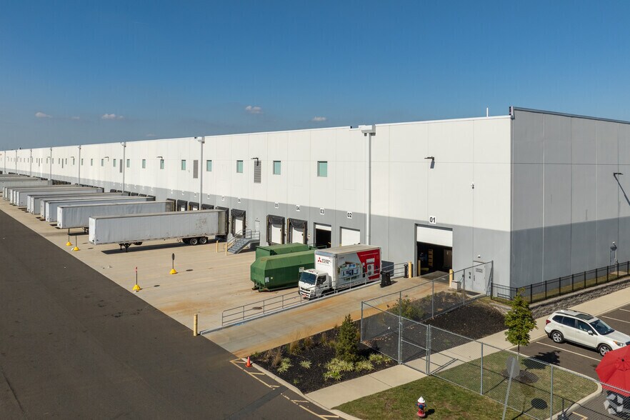 More Photos Of 1400 W Front St, Florence Distribution For Lease