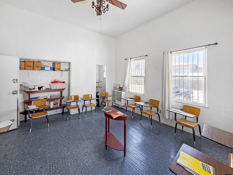 More Photos Of 7101 Menlo Ave, Los Angeles Specialty For Sale