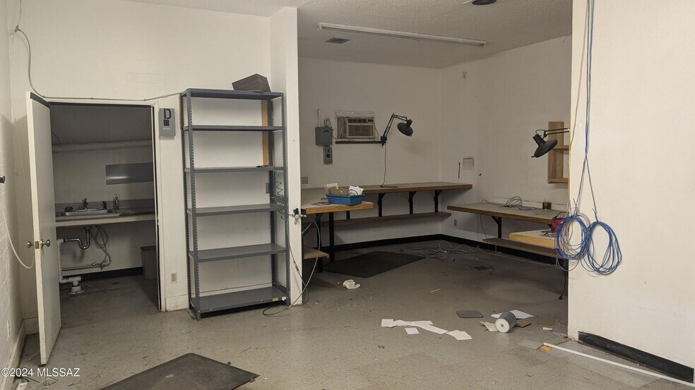 More Photos Of 2901 N Country Club Rd, Tucson Freestanding For Sale