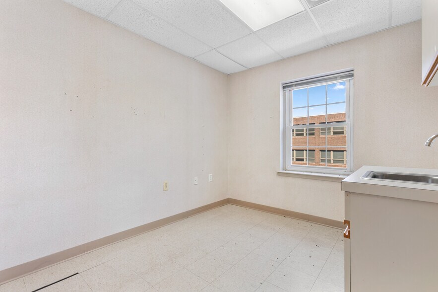 More Photos Of 50 S Franklin Tpke, Ramsey Medical For Lease