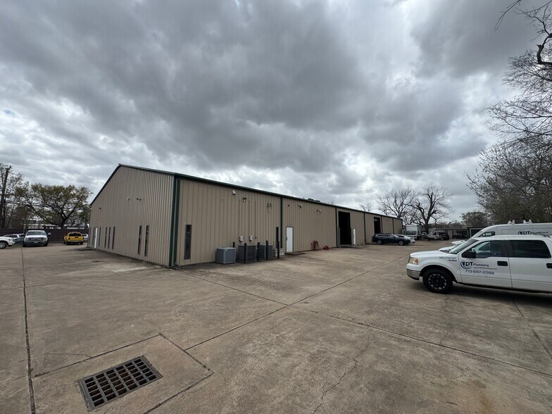 More Photos Of 4920 Pinemont Dr, Houston Manufacturing For Sale