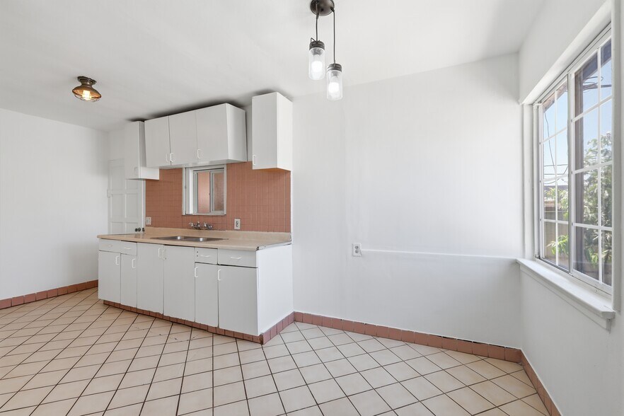 More Photos Of 932 E 23rd St, Long Beach Multifamily For Sale