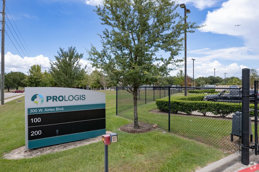 More Photos Of 300 Airtex Dr, Houston Distribution For Lease