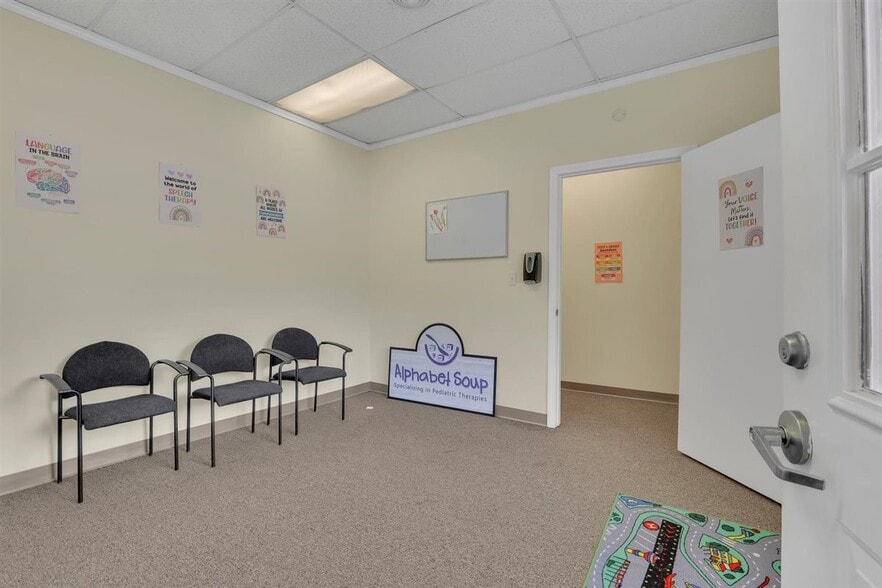 More Photos Of 32 E Hampton Rd, Marlborough Freestanding For Lease