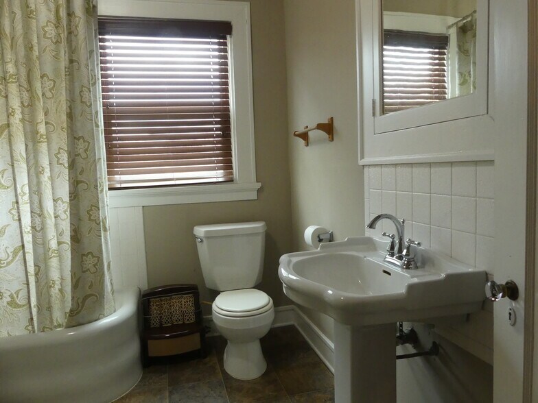 More Photos Of 304 S Trinity St, Decatur Office Residential For Lease