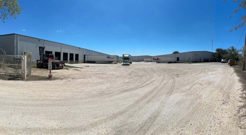 More Photos Of 201 Farley Ln, Del Rio Unknown For Lease