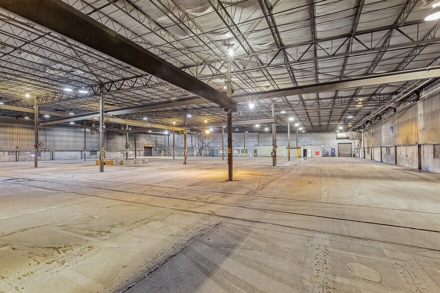 More Photos Of 1001 E Broadway St, Alliance Industrial For Lease