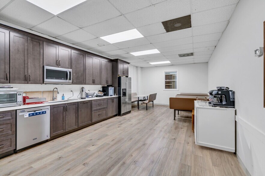 More Photos Of 5731 General Washington Dr, Alexandria Distribution For Sale