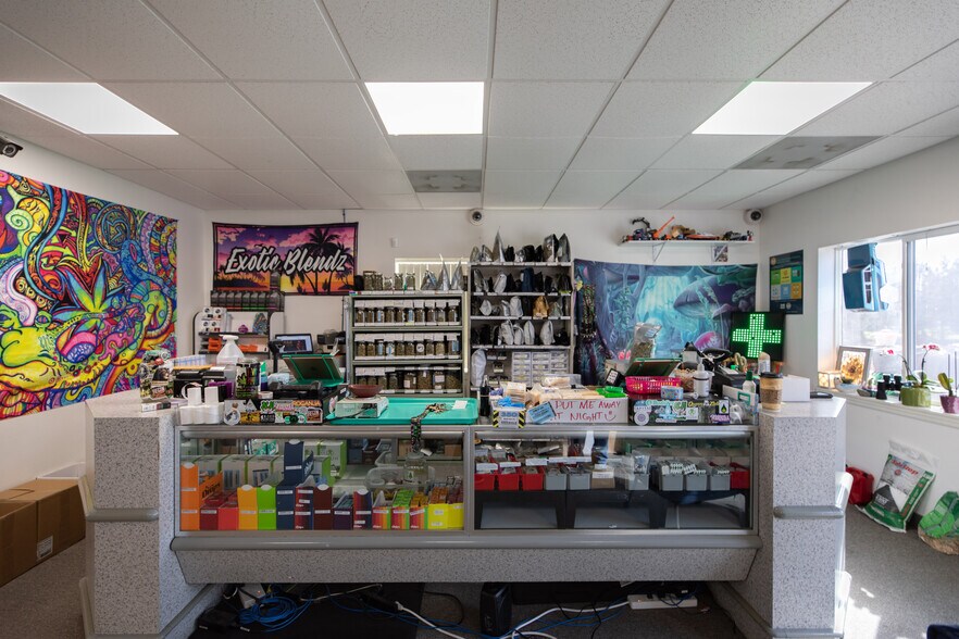 More Photos Of 751 Riverside Dr, Coquille Showroom For Sale