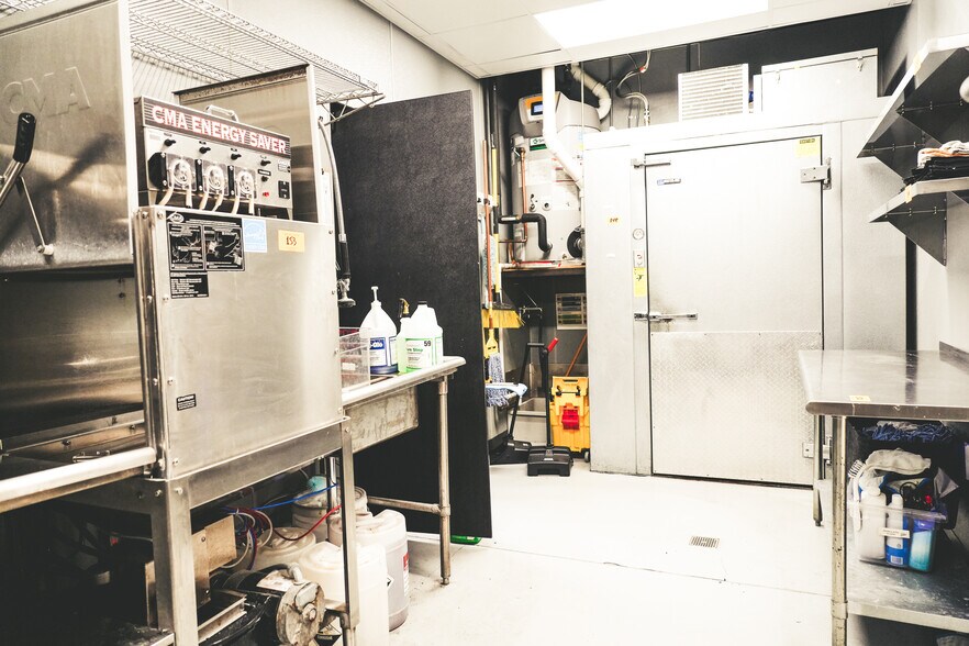 More Photos Of 2121 S Bellview Rd, Rogers Freestanding For Lease
