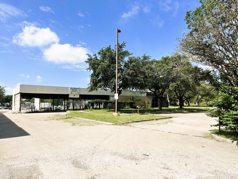 More Photos Of 3316 W Walnut St, Garland Bank For Sale