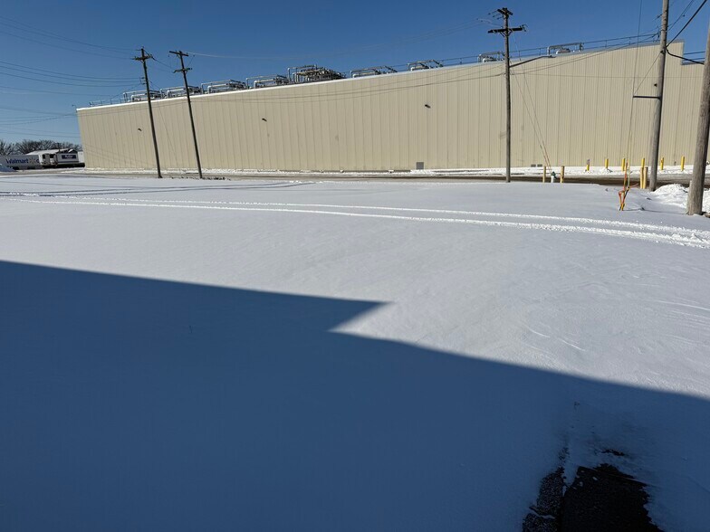 More Photos Of 121 N Lafayette Ave, Marshall Flex For Sale