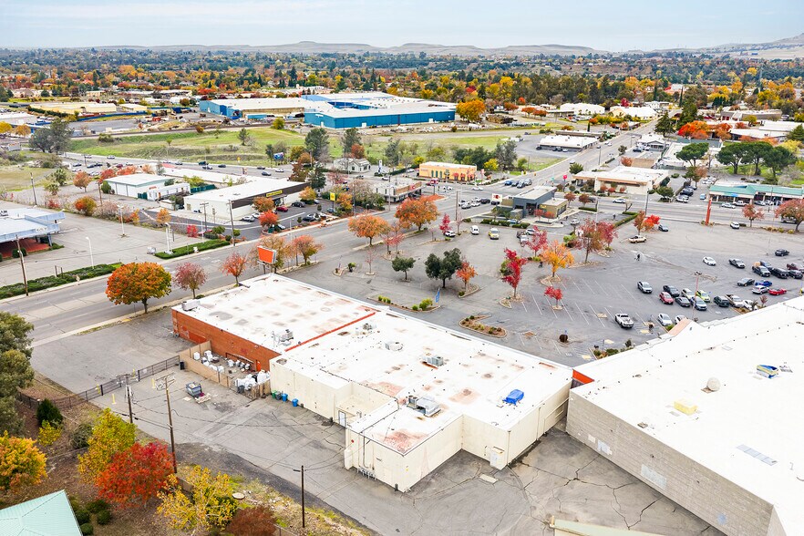 More Photos Of 1815-1985 Oro Dam Blvd E, Oroville Department Store For Sale