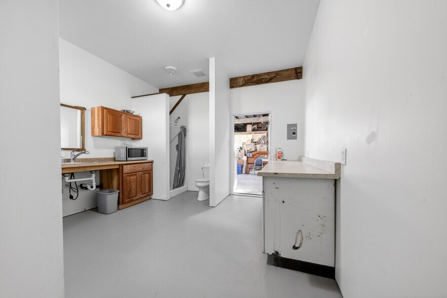 More Photos Of 77231 Highway 101, Gardiner Storefront Retail Residential For Sale