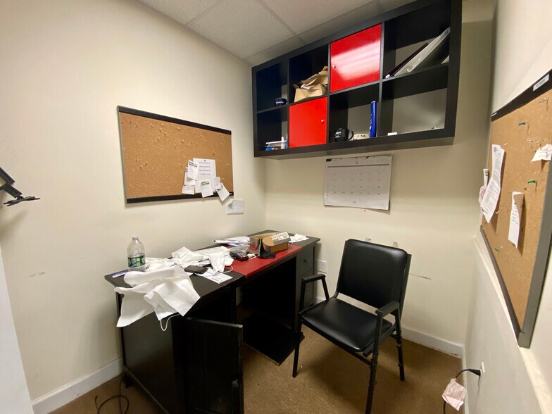 More Photos Of 262-266 E Park Ave, Long Beach Storefront For Lease