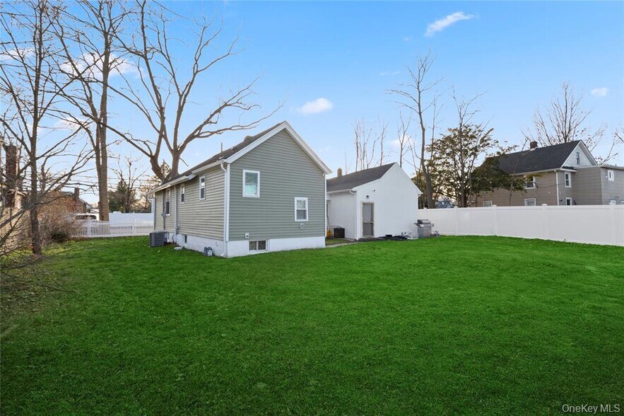 More Photos Of 305 4th Ave, Bay Shore Freestanding For Sale