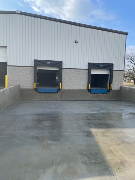 More Photos Of 255 Needmore Rd, Clarksville Warehouse For Lease