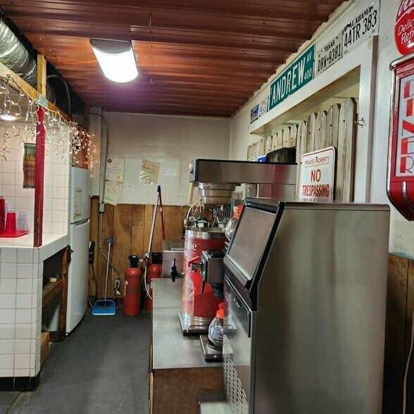 More Photos Of 102 S Main St, Hackett Restaurant For Sale