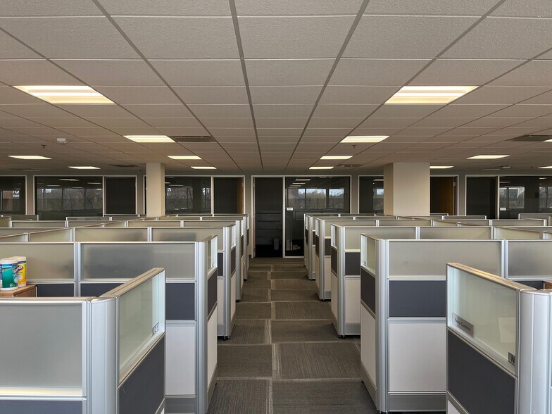 More Photos Of 3155 W Big Beaver Rd, Troy Office For Sale