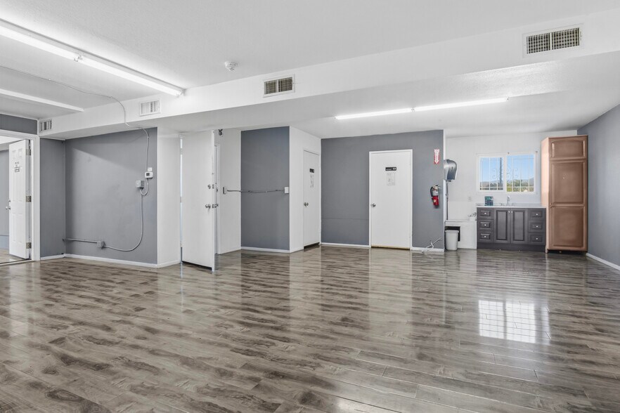 More Photos Of 4306-4310 W Victory Blvd, Burbank Storefront Retail Office For Sale