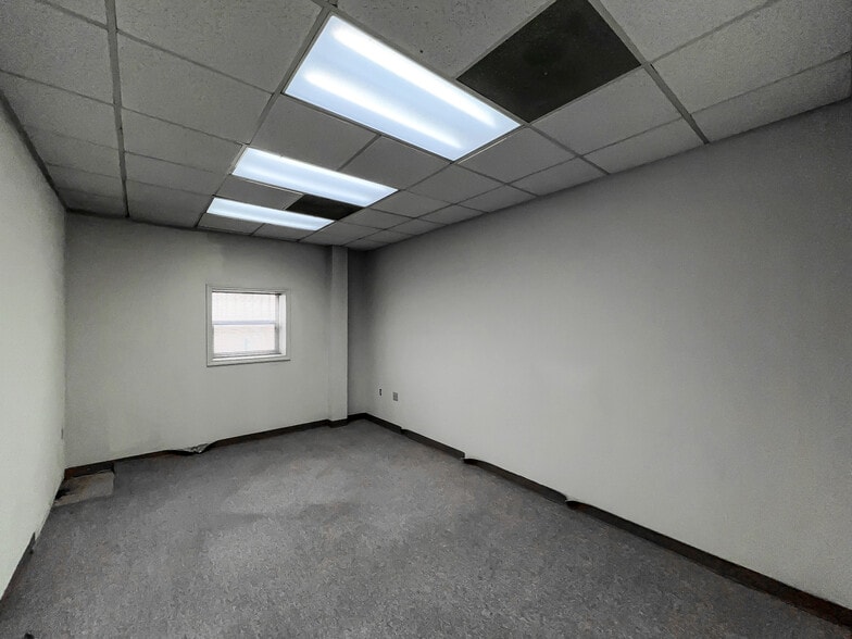 More Photos Of 712 W Holland Ave, Alpine Office For Sale