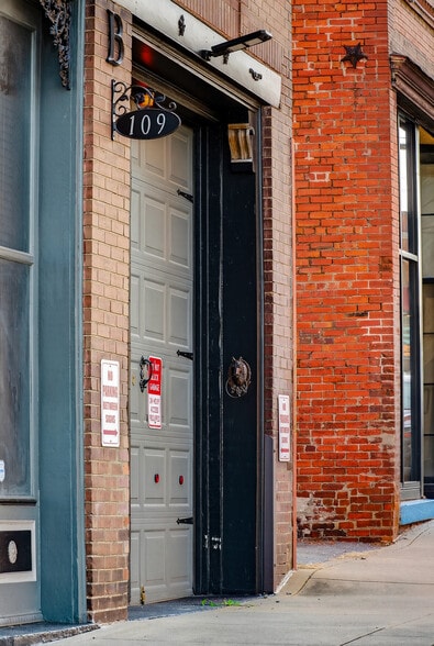 More Photos Of 109 7th Ave E, Springfield Flex For Sale