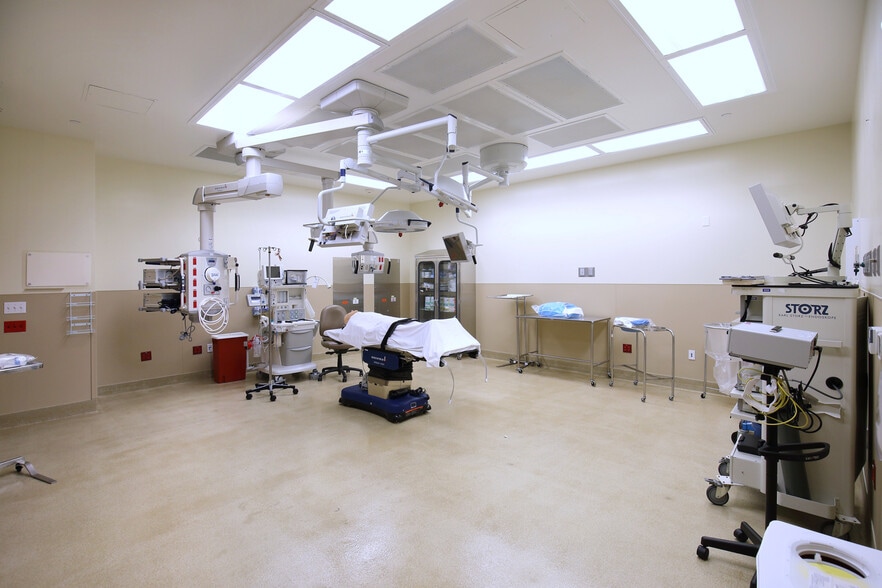 More Photos Of 1905 Doctors Hospital Dr, Bridgeport Healthcare For Sale