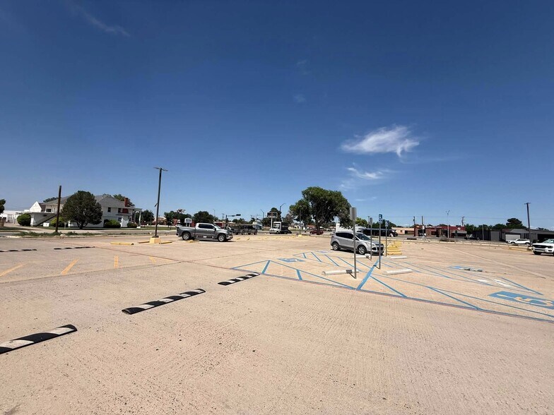 More Photos Of 1000 S Main St, Roswell Freestanding For Sale