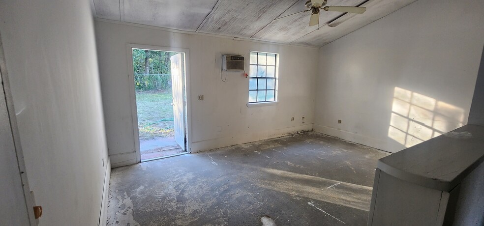 More Photos Of 284 S Center St, Pierson Auto Repair For Lease