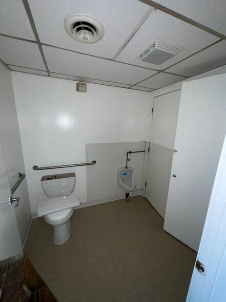 More Photos Of 1000-1010 Broadview Blvd, Brackenridge Freestanding For Sale