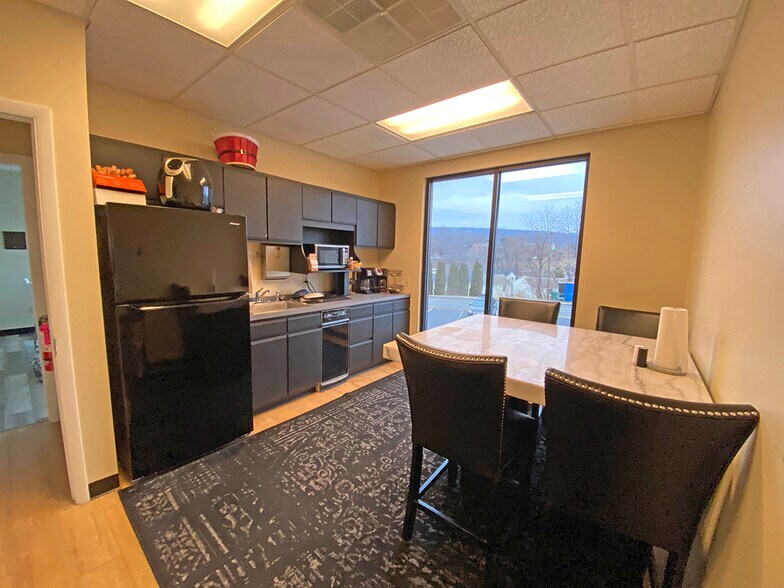 More Photos Of 30 E Shady Ln, Enola Medical For Lease