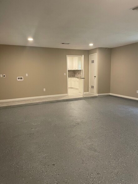 More Photos Of 104 Pecan Dr, Friendswood Storefront Retail Office For Lease
