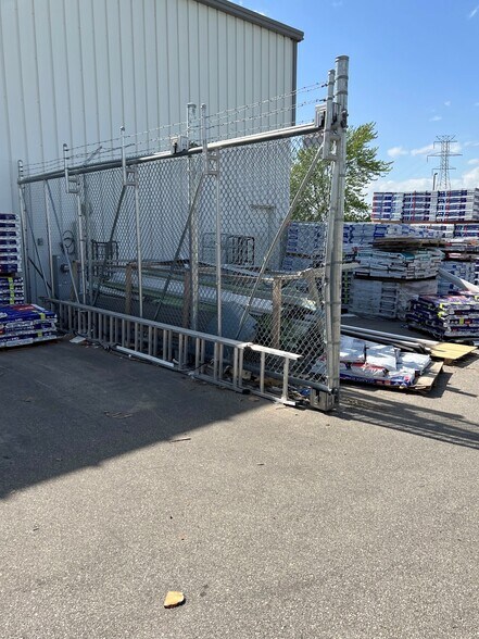 More Photos Of 5501 Clairemont Dr, Appleton Light Manufacturing For Lease