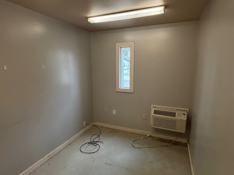 More Photos Of 1438 S Handley St, Wichita Flex For Lease