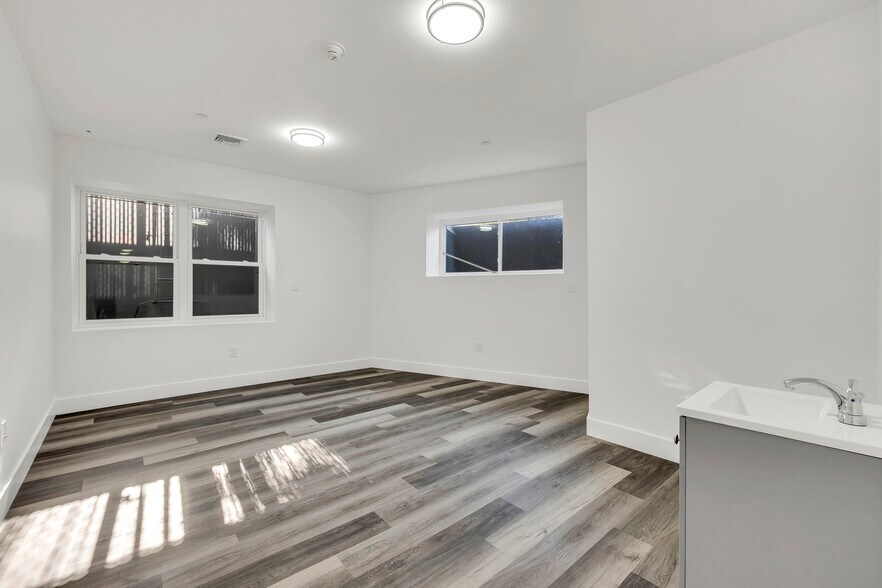 More Photos Of 533 Greenwich St, Hempstead Apartments For Sale