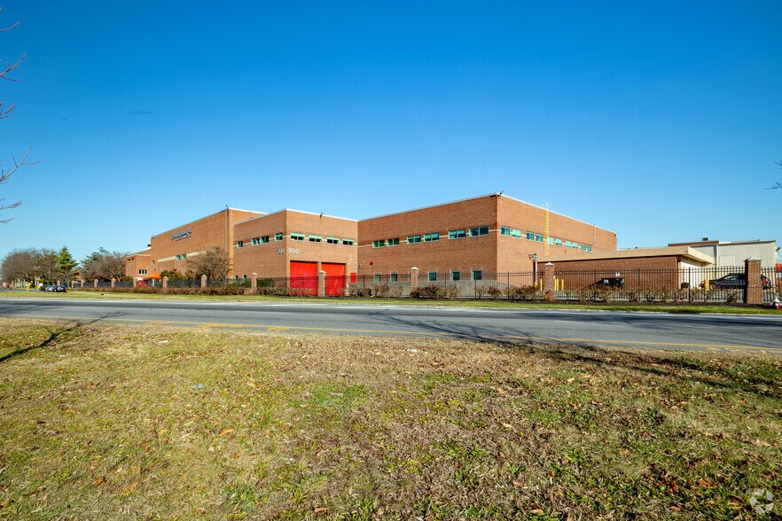 Primary Photo Of 700 Hicksville Rd, Bethpage Warehouse For Lease