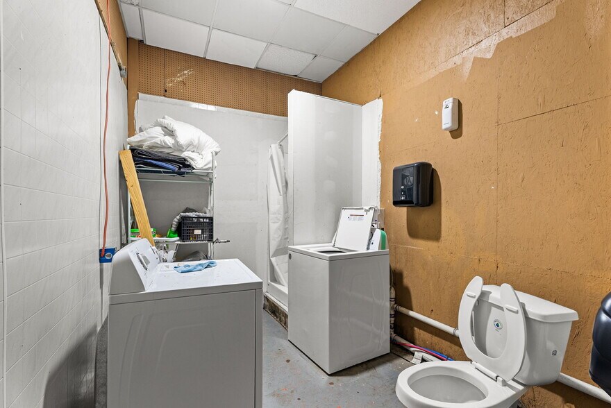 More Photos Of 13087 Hwy 271 N, Tyler Bar For Sale