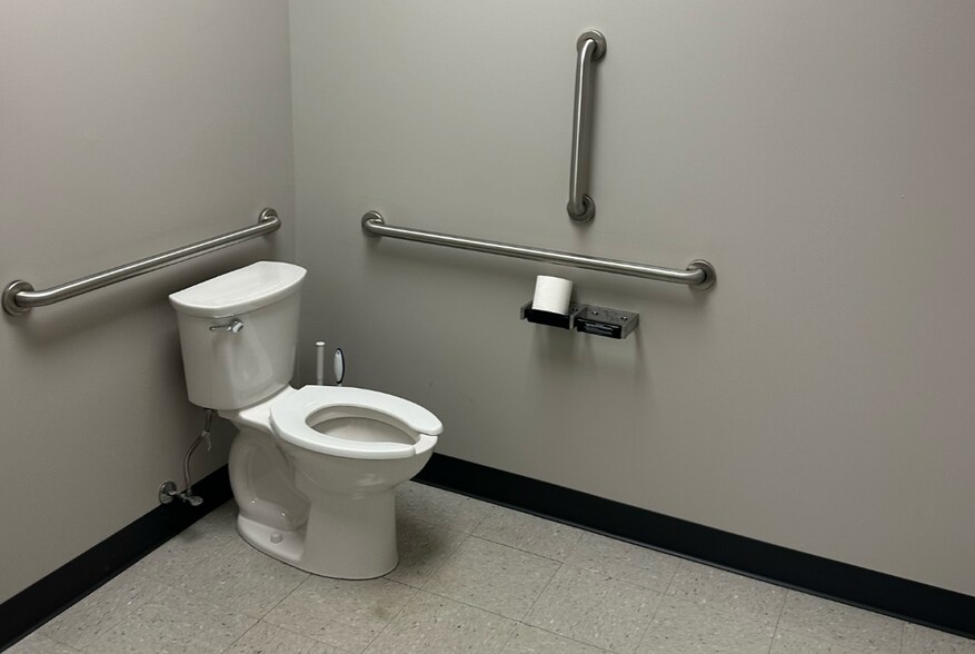 More Photos Of 3300 Turfway Rd, Erlanger Distribution For Lease