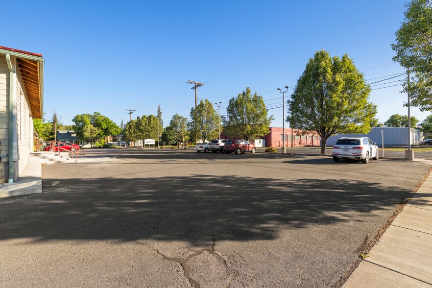 More Photos Of 422 S 5th St, Klamath Falls Office For Sale