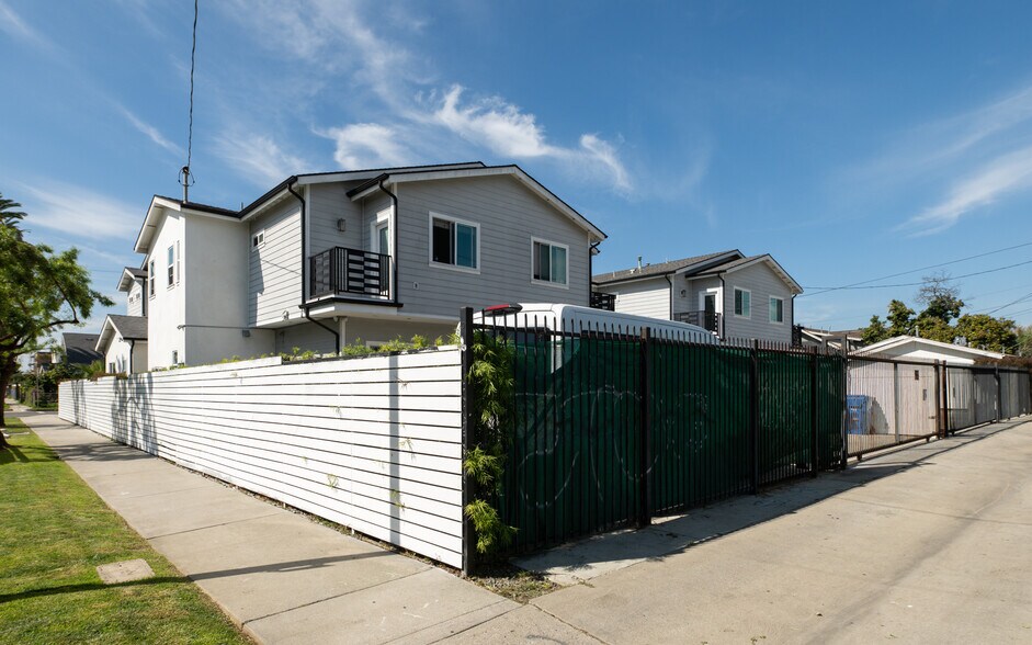 More Photos Of 3944 S Budlong Ave, Los Angeles Apartments For Sale